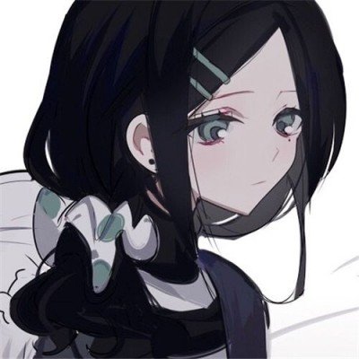 女子挖野菜挖到大蛇 双方都吓坏了